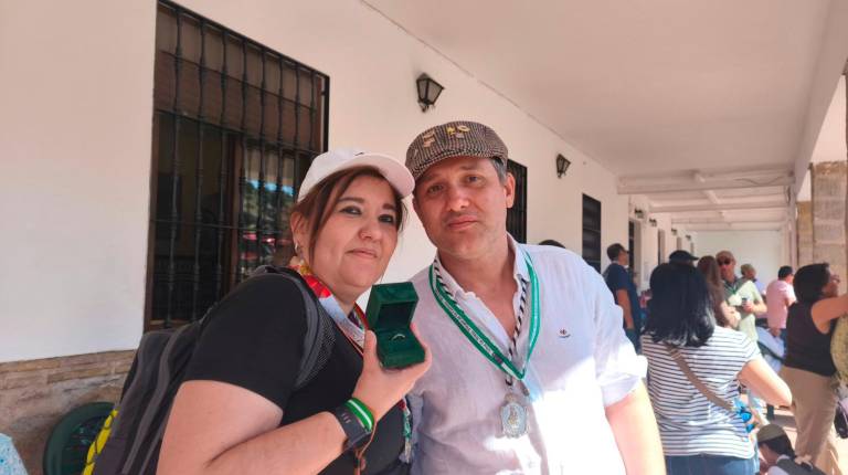 <i>María José Medina y Sergio Ordoñez tras la petición de matrimonio. / M. Rosa.</i>