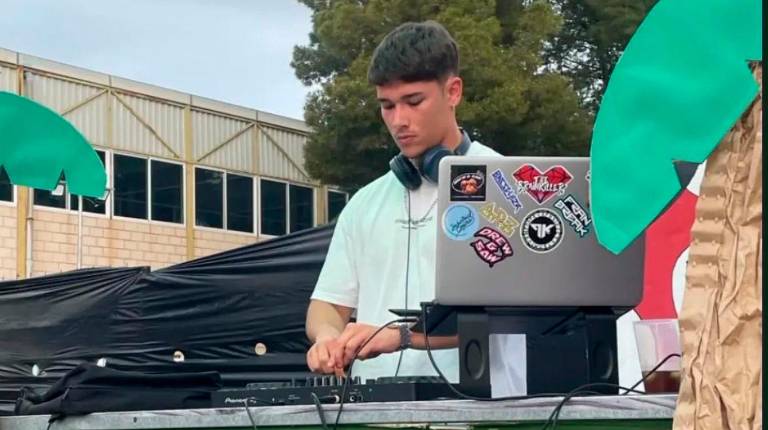 <i>El DJ animador Miguel Calles.</i>