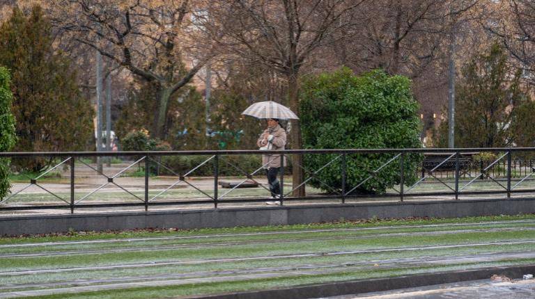 <i>Una persona camina con paraguas bajo la lluvia. / Europa Press. </i>