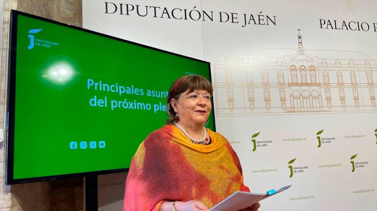 <i>Pilar Parra presentando los asuntos que irán al próximo pleno. / Diputación de Jaén. </i>
