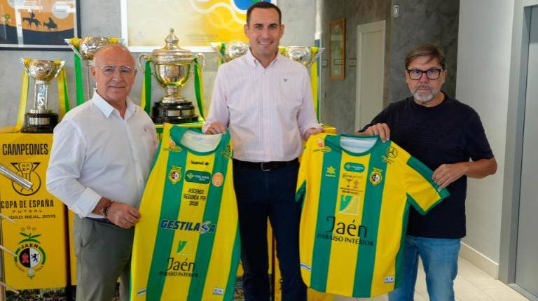 <i>El presidente de la Diputación de Jaén, Juan Latorre, esta mañana las oficinas del Jaén Paraíso Interior Fútbol Sala. / Jaén Paraíso Interior FS. </i>