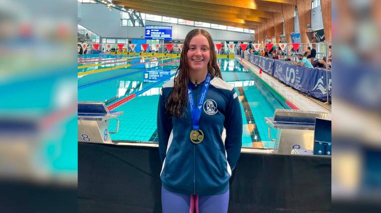 <i>Aurora Martínez posa con la medalla de oro de 800 metros.</i>