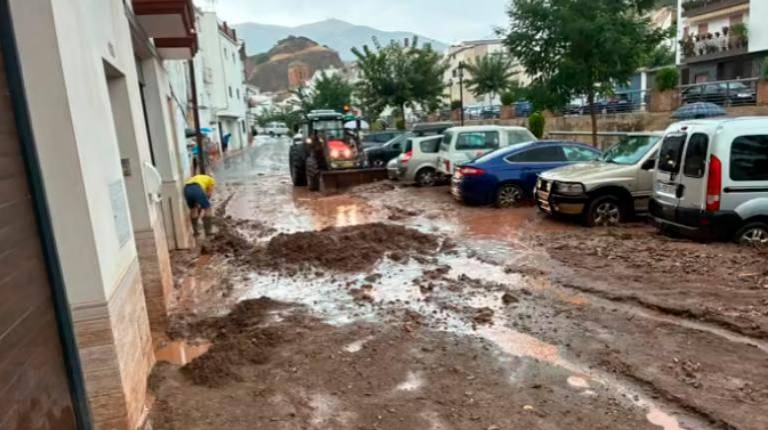 <i>Una de las calles afectadas por la tormenta en Cambil. / Ayuntamiento de Cambil. </i>