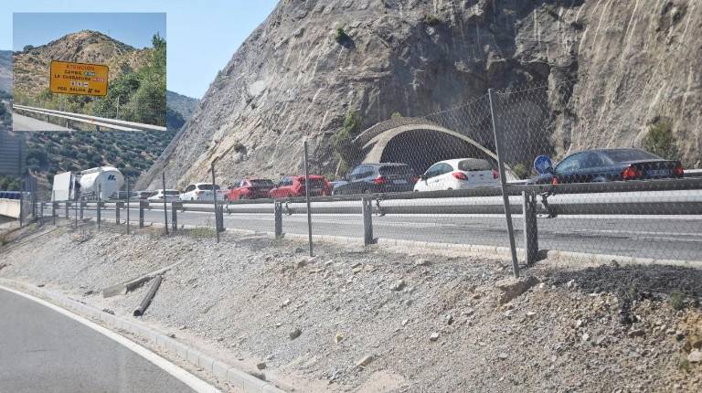 <i>Una larga hilera de coches y camiones en la A-44 a su paso por uno de los túneles en obras de esta autovía de referencia en Sierra Mágina y una señal que indica una salida a la altura de Cambil y La Cerradura.</i>