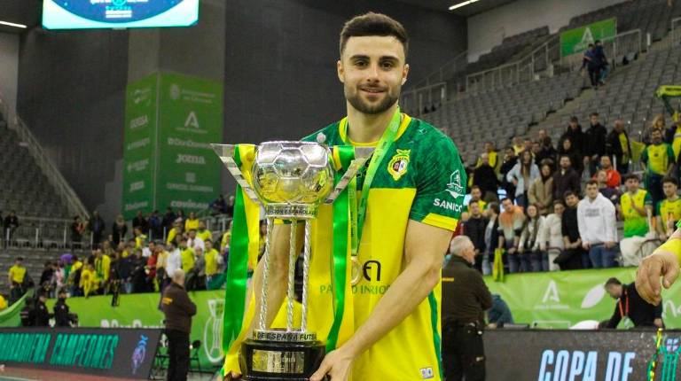 <i>César Velasco posa con la Copa de España en 2023 en Granada. / Jaén FS.</i>