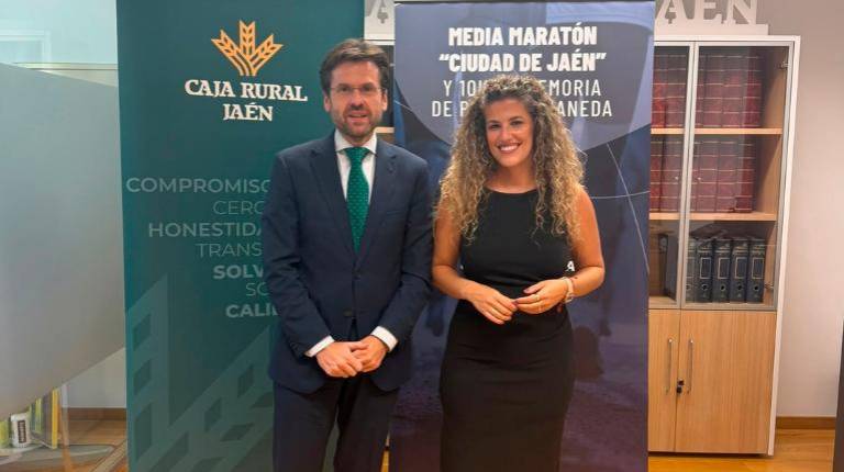<i>El director general adjunto de Caja Rural de Jaén, Álvaro Martínez y la concejala de Deportes, Beatriz López. / Ayuntamiento de Jaén. </i>