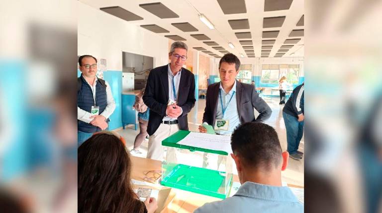 <i>El candidato de Jaén Merece Más (JM+) al Parlamento de Andalucía, Luis García Millán, ejerciendo su derecho al voto. / Jaén Merece Más.</i>