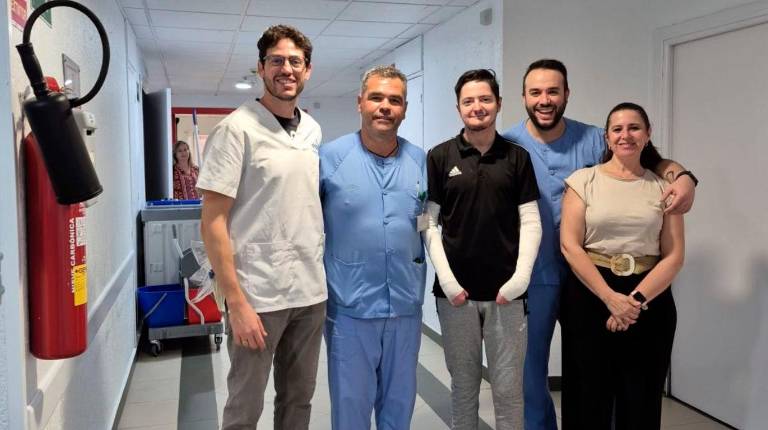 <i>Paciente con piel de Mariposa recibe el nuevo tratamiento en el Hospital San Juan de la Cruz. / Junta de Andalucía.</i>