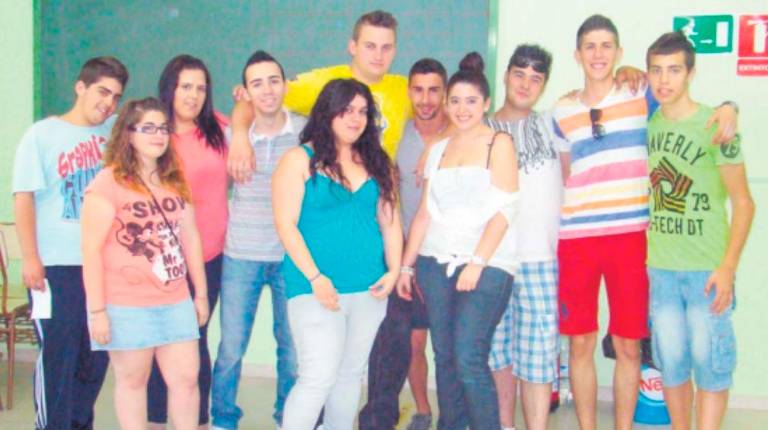 <i>Parte de los integrantes de la Asociación Jóvenes de Mengíbar, en su sede. / Archivo Histórico de Diario JAÉN.</i>