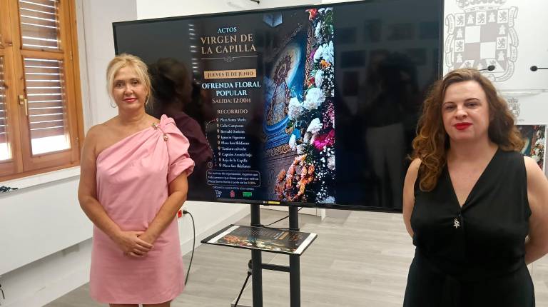 <i>La primera teniente de alcalde de Jaén y concejal de Cultura, María Espejo, y la presidenta de la Asociación Lola Torres, Desiré Amaro. / F. Gaitán / Diario JAÉN.</i>