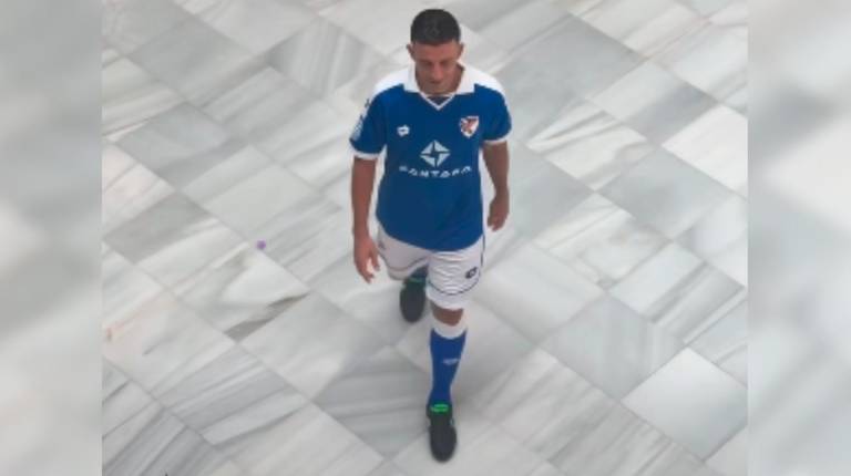 <i>Hugo Díaz vistiendo la primera equipación del Linares Deportivo para esta temporada 2026/2027. / Linares Deportivo. </i>