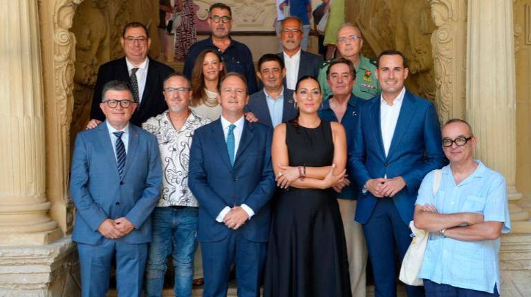 <i>El presidente de la Diputación, Juan Latorre (2d), en la inauguración de los Cursos de Verano de la UNIA. / Diputación de Jaén.</i>