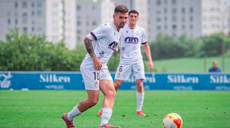 <i>Adri Paz conduce el balón en un partido de esta temporada. / Real Jaén.</i>