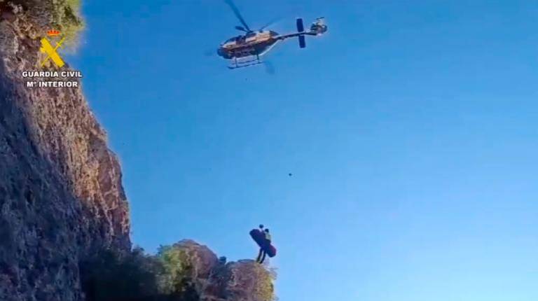 <i>Un agente de la Guardia Civil en el rescate del cazador. / Guardia Civil. </i>