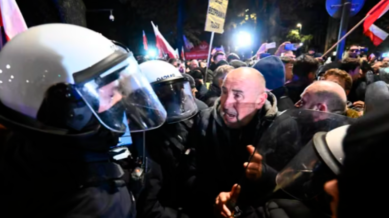<i>Manifestantes se concentran ante la sede del Constitucional en Varsovia (Polonia). / Europa Press. </i>