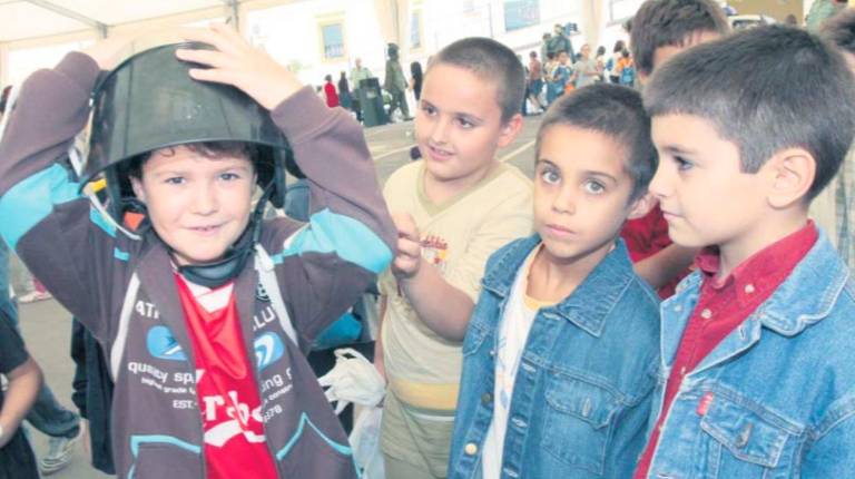<i>Los niños se prueban los cascos de artificieros. / Archivo Histórico de Diario JAÉN.</i>