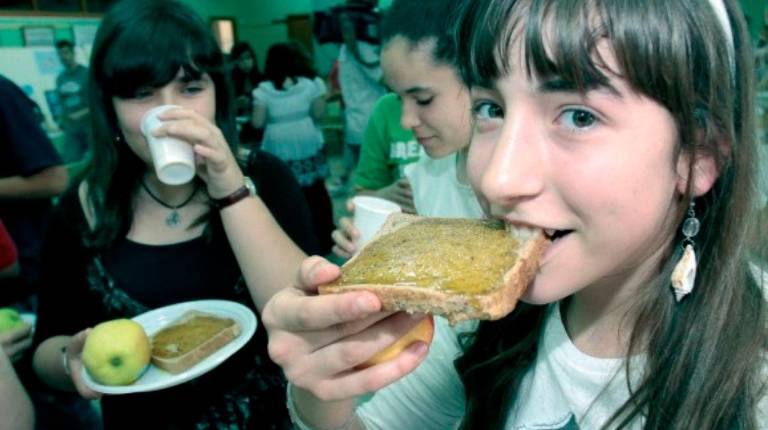 <i>Alumnos del instituto Auringis degustan productos ecológicos, como pan, aceite y fruta, con la delegada. / Archivo Histórico de Diario JAÉN.</i>