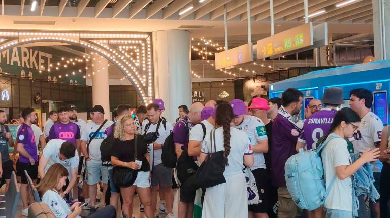 <i>Aficionados del Real Jaén hacen cola antes de embarcar hacia Palma de Mallorca. / Diario JAÉN</i>