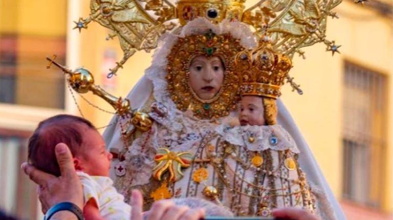 Fotogalería: Los sanitarios introducen a la Virgen de la Capilla en el Hospital Universitario de Jaén en una visita histórica