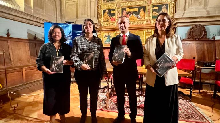 <i>Julio Millán y África Colomo participan junto a la autora en la presentación de la obra “Nazarenos Blanquinegros”, editada con motivo de los 100 años de la hermandad. / Ayuntamiento de Jaén. </i>