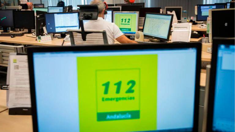 <i>Operadores trabajando en la sala de control del servicio de Emergencias 112 Andalucía. / EMA 112. </i>
