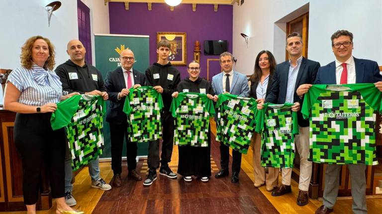 <i>Julio Millán y Manuel Fernández reciben al equipo de robótica del IES Az-Zait. / Ayuntamiento de Jaén.</i>