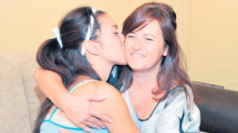 <i>Marina abrazando a su madre tras volver a casa. / Archivo histórico Diario JAÉN. </i>