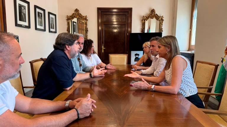 <i>Julio Millán, Isabel Cano-Caballero y María Espejo se reúnen con los comerciantes del centro de la ciudad. / Ayuntamiento de Jaén.</i>