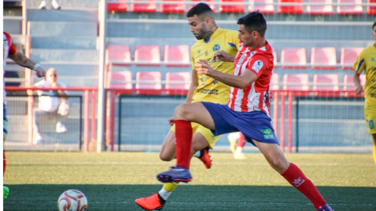 <i>El jugador del Atlético Porcuna Fran Lara presiona a un rival del FC Marbellí. / FC Marbellí.</i>