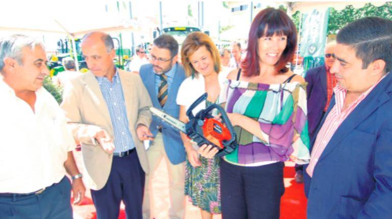 <i>Micaela Navarro, en el centro, se dispone a acariciar un caballo, en compañía de otros responsables políticos. / Diario JAÉN. </i>