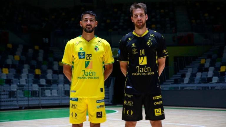 <i>Alejandro Lamine y Alan Brando posando junto a la nueva indumentaria. / Jaén Paraíso Interior FS. </i>