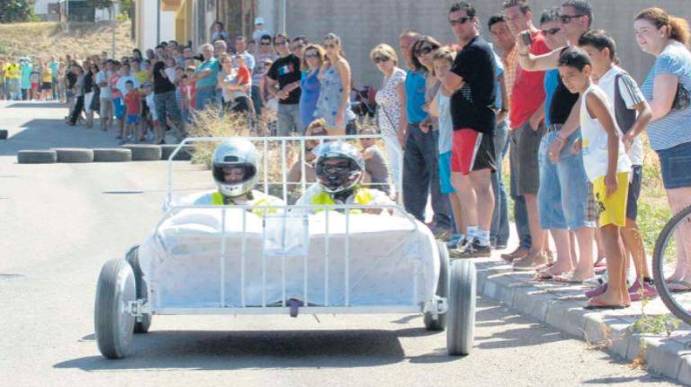 <i>Un vehículo en la carrera de los autos locos. / Archivo histórico Diario JAÉN. </i>