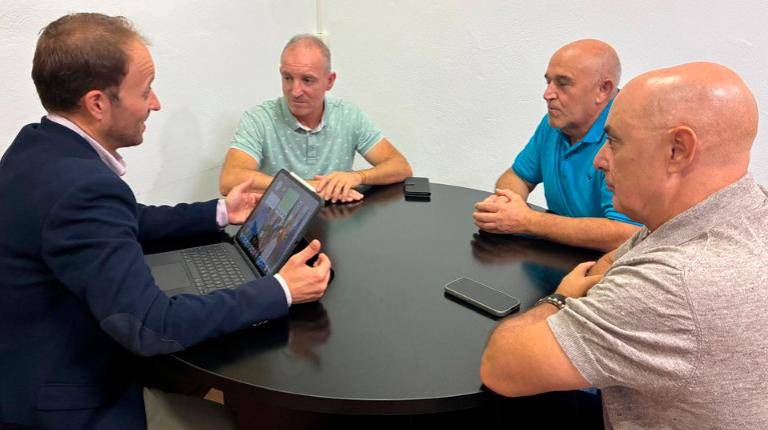 <i>Erik Domínguez en el encuentro de trabajo con el alcalde de Lupión, Gonzalo Manuel Rus, y otros colaboradores. / Jutna de Andalucía. </i>