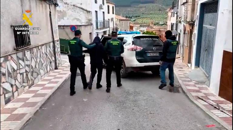 <i>Imagen de uno de los detenidos conducido por la Guardia Civil.</i>