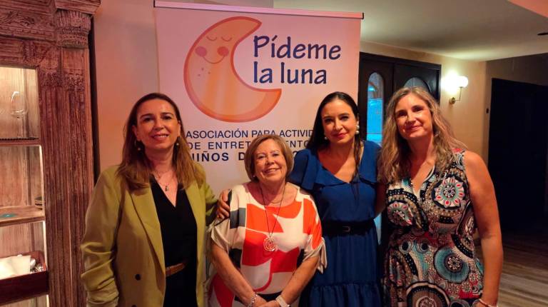 <i>María Belén Martínez y Lucía Pérez con la presidenta Marisol Escribano y Ángela Comas. / Isabel Aranda / Diario JAÉN. </i>
