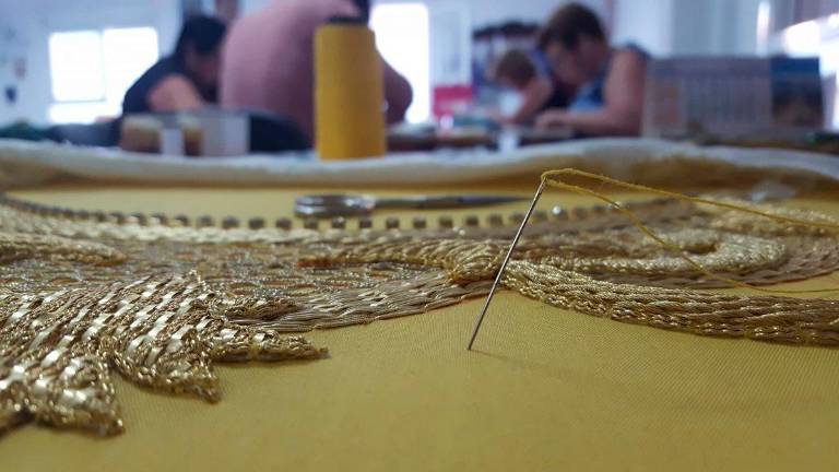 Sustraídas 300 piezas y carretes de oro en un taller de bordados de Torredonjimeno