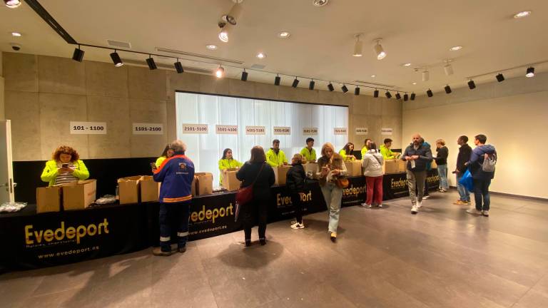 Primeras colas y mucho ambiente en el arranque de la entrega de dorsales de la San Antón