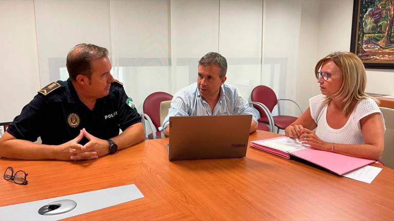 Campaña con Policía Local para controlar vertidos de residuos y enseres