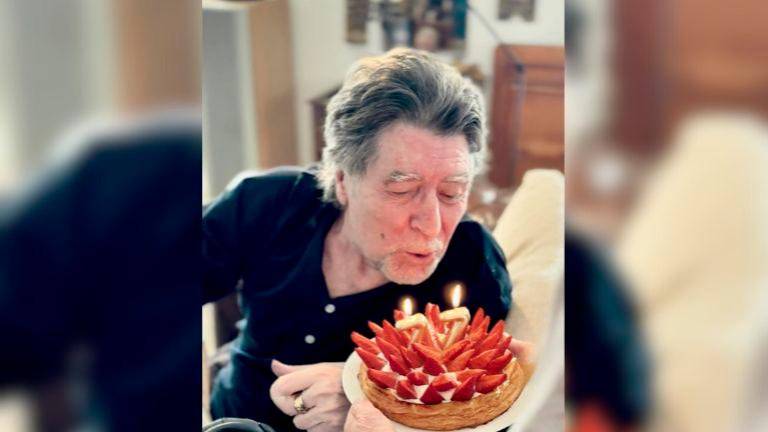 Joaquín Sabina sopla las velas por su cumpleaños. / Instagram: jimicoro