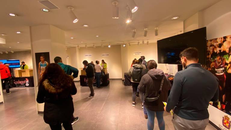 Primeras colas y mucho ambiente en el arranque de la entrega de dorsales de la San Antón