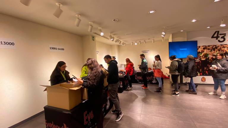 Primeras colas y mucho ambiente en el arranque de la entrega de dorsales de la San Antón