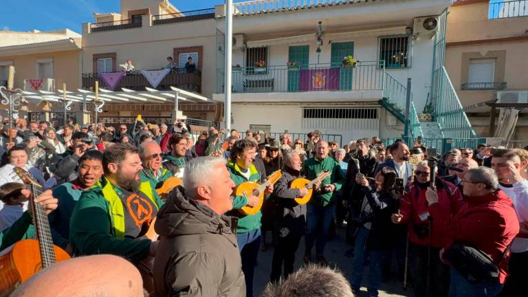 Santa Catalina discurre en romería por Jaén en búsqueda de su castillo