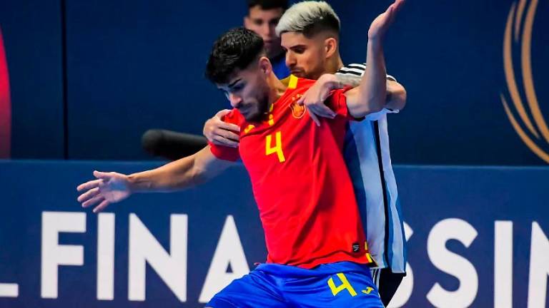 Esteban lucha con un jugador de Argentina en un partido amistoso. / Federación Española.