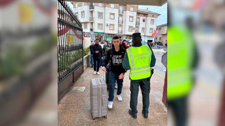 Los aspirantes ingresan en las instalaciones de la academia.