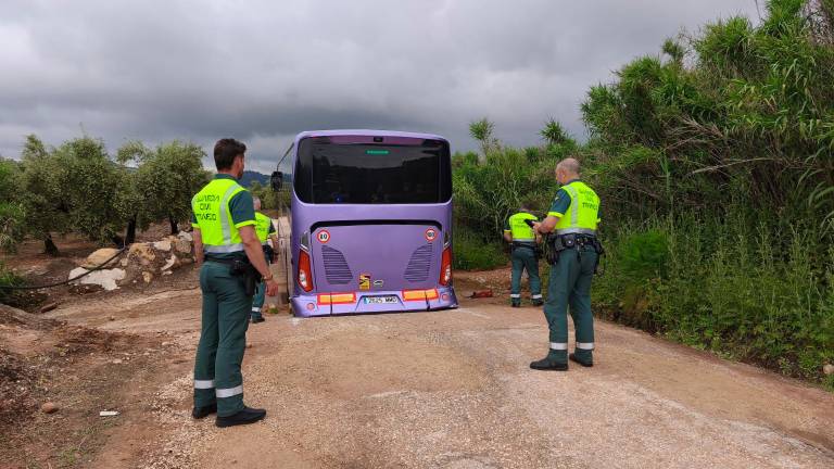 Cortada la carretera secundaria de Lugar Nuevo por la incidencia de un autobús