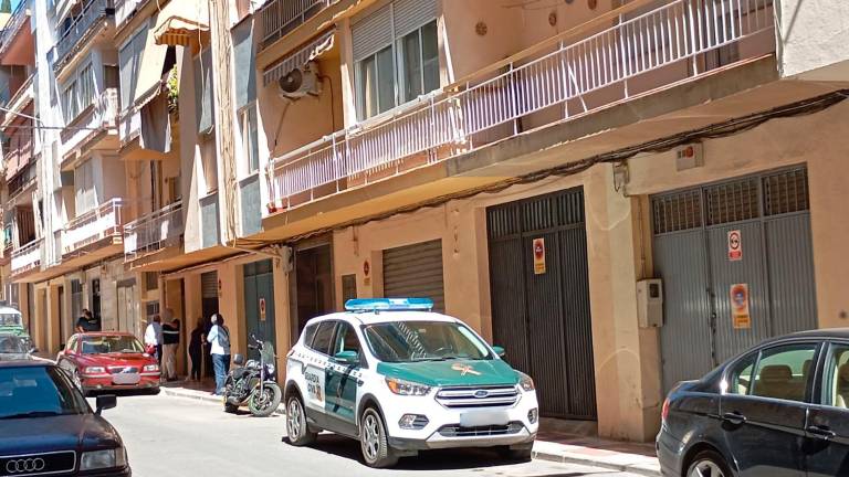 Encuentran el cadáver de un hombre de 53 años en la escalera de un bloque de pisos de Alcalá