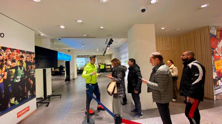 Primeras colas y mucho ambiente en el arranque de la entrega de dorsales de la San Antón