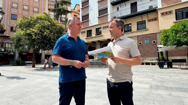 <i>Julio Millán con el concejal Javier Padrono, en la plaza Deán Mazas. / Ayuntamiento de Jaén.</i>