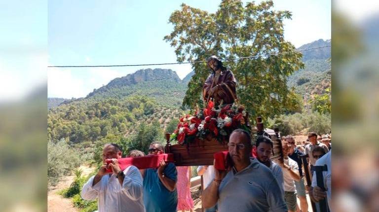 <i>Momentos de la procesión con un paisaje serrano de olivares y pinares. / Juan Rafael Hinojosa / Diario JAÉN</i>