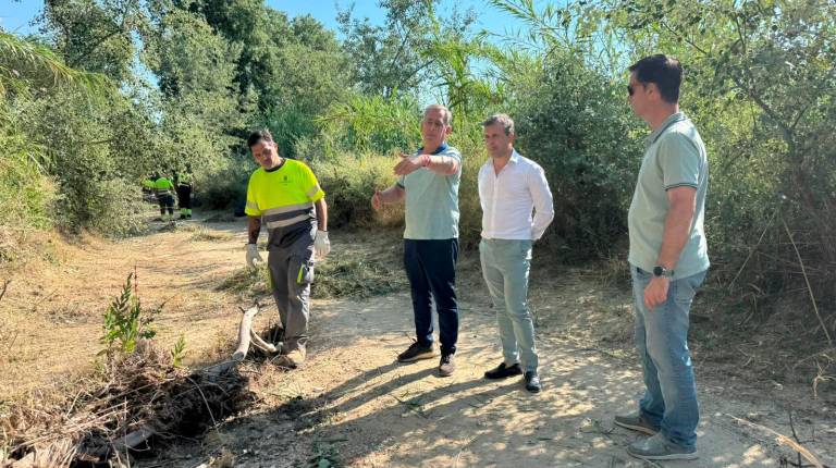 <i>Julio Millán y Javier Padorno visitan los trabajos de limpieza y adecuación del camino de acceso al paraje de Los Cañones. / Ayuntamiento de Jaén.</i>